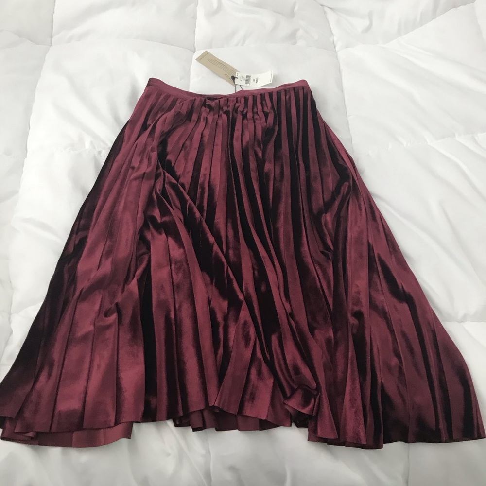 Petite Velvet Pleated Midi Skirt (Burgundy)
